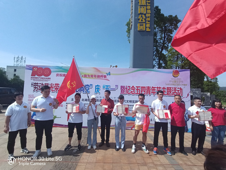 “勞動(dòng)光榮，青春心向黨